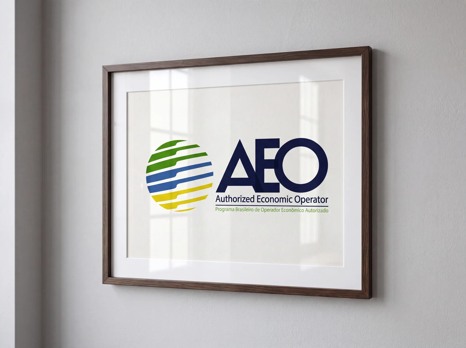 Certificado AEO emoldurado na parede do escritório da Master Shipping